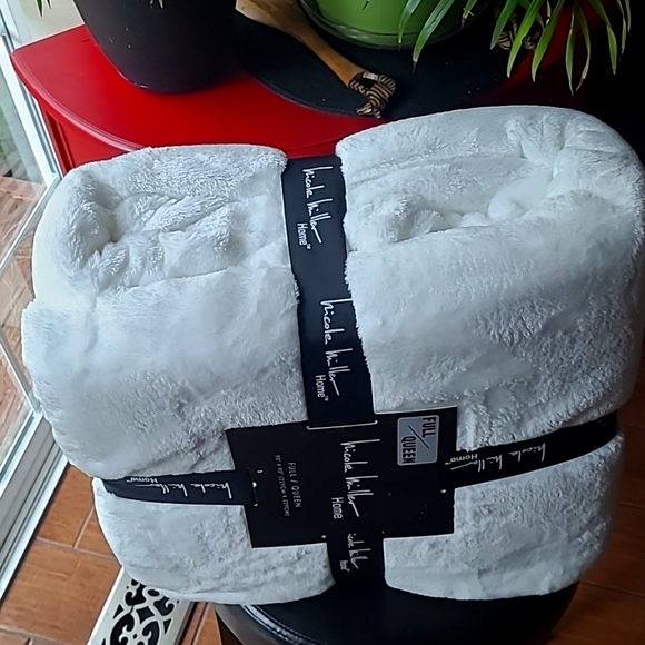 Nicole Miller Full/Queen Blanket - Picture 3 of 5